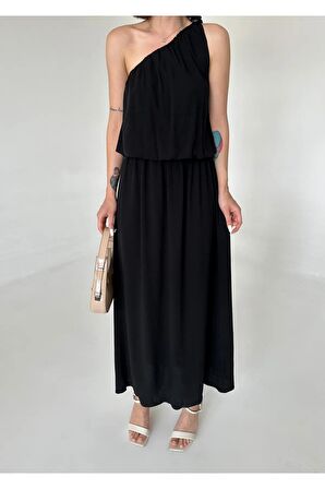 Kolda broş aksesuar detaylı tek kollu elbise