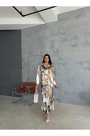 Geniş katlı yaka, uzun kollu ve önü düğmeli gömlek,midi boy saten etek
