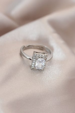 Ayarlamalı Silver Renk Metal Zirkon ve Kristal Taşlı Dikdörtgen Model Yüzük 5886