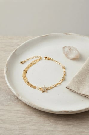 Gold Renk Pirinç Ataç ve Puntalı Zincirli Yıldız Model Kadın Bileklik