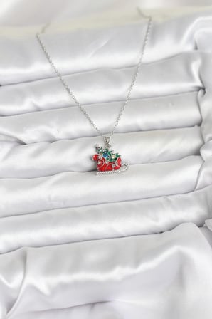 316L Çelik Zincir Gümüş Renk Kızak ve Çam Ağacı Figürlü Yılbaşı Temalı Kadın Kolye