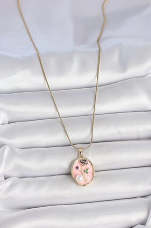316L Çelik Gold Renk Zincir Pembe Çiçek İşlemeli İnci Detay Portre Model Kadın Kolye