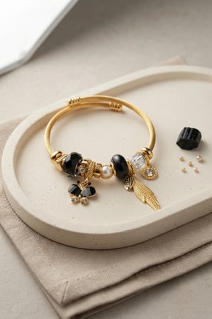 Kelebek Model Gold Renk Siyah Charmlı Bileklik