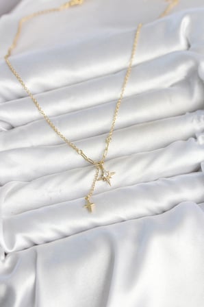 Pirinç Gold Renk Zirkon Taşlı Minimal Sallantılı Kutup Yıldızı Model Kadın Kolye
