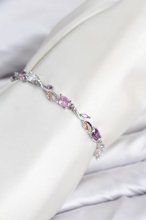 Pirinç Gümüş Renk Pembe ve Mor Zirkon Taşlı Çiçek Model Kadın Bileklik