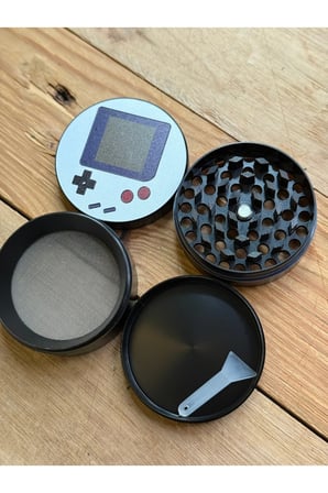 4 Katlı Mıknatıslı Grinder, 5 cm Çap, Tamamen Yapışmaz, Pratik ve Şık