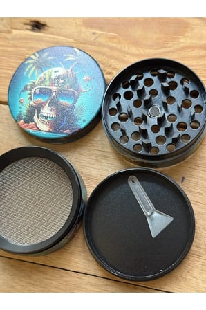 Çok Seviyeli Metal Grinder, Kazıyıcı ve Yapışmaz Kaplama ile Şık Tasarım
