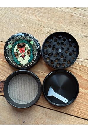 4 Katlı 50mm Aslan Burcu Grinder, Yapışmaz Hazne, Mıknatıslı Tasarım