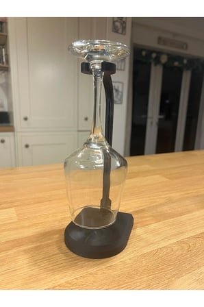 Minimalist Tekli Şarap Kadehi Standı ve Askısı