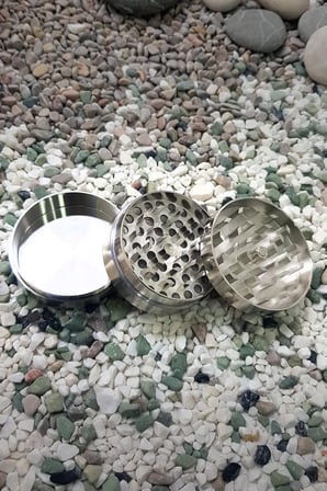 55 mm metal tütün ve baharat herbal öğütücü, pratik ve şık tasarım