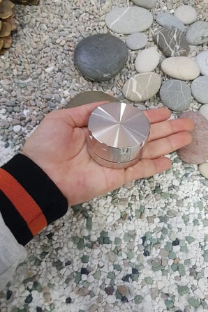 55 mm metal tütün ve baharat herbal öğütücü, pratik ve şık tasarım