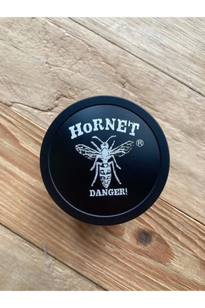 Yüksek Performanslı 4 Katlı Hornet Grinder, Güçlü Kesici ve Mıknatıslı Yapışmaz Tasarım