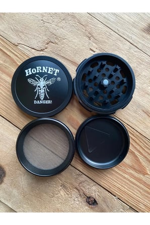 Yüksek Performanslı 4 Katlı Hornet Grinder, Güçlü Kesici ve Mıknatıslı Yapışmaz Tasarım