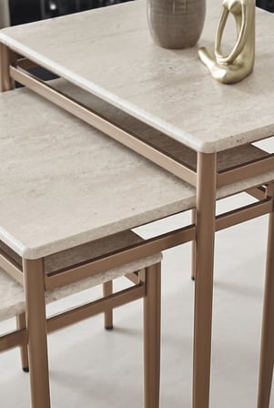 3’lü Zigon Sehpa Takımı Traverten Desenli MDF Membran Tabla – Bronz Renk Metal Ayaklı
