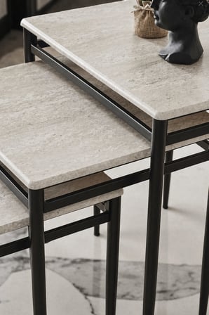 3’lü Zigon Sehpa Takımı Traverten Desenli MDF Membran Tabla – Siyah Metal Ayaklı
