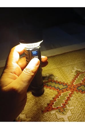8 Modlu 7 LED'li 3 Işık RenkIi Güçlü Işıklı El Feneri Halka Işıklı Dijital Göstergeli SOS Tripod Uyumlu