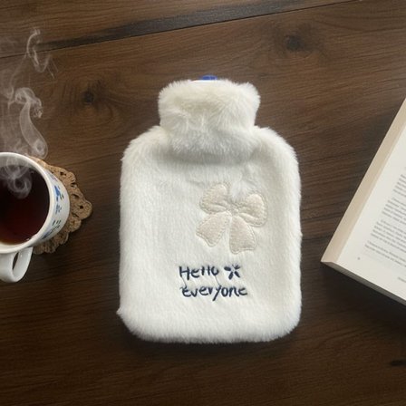 Hello Everyone Yazılı Kurdeleli Beyaz Peluş Sıcak Su Torbası 1 Lt – Yumuşak Kılıf, Uzun Süre Sıcak T