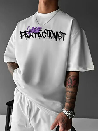 Erkek OversizeGrafik Tişört "CAMPBRASTCOOPERATION" Kalın Yazı Bisiklet Yaka, Kısa Kol, Kalın Mor ve Siyah Desenli Yazlık Sokak Kıyafeti - Beyaz