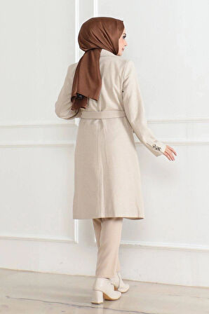 Kadın Kaşe Kaban – Uzun Boy Kruvaze Yaka, Kuşaklı Tesettür Kışlık Kaban, Astarlı Şık Yünlü Dokuma Oversize Rahat Kalıp, Cepli Modern Kaşe Mont Modeli - Bej