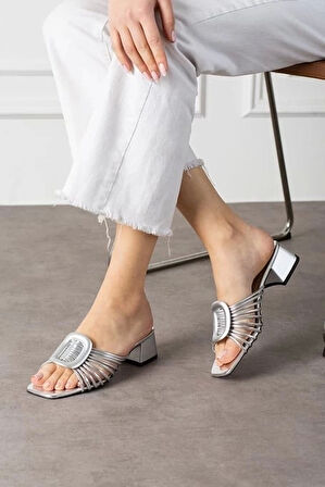 Anca Gümüş Rugan Topuklu Terlik