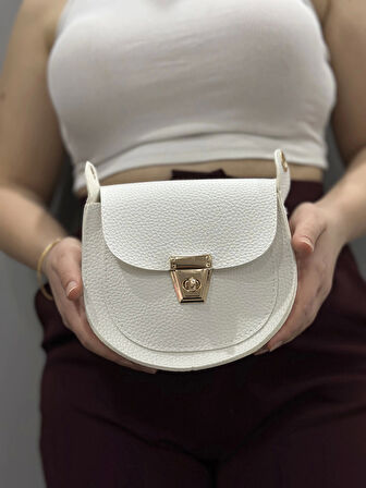 Klasik kapaklı beyaz cilt çanta