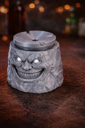 Alse 3D Korku Tasarımlı 3D Kül Tablası – Kapaklı, Dekoratif, Özel Tasarım Masaüstü Aksesuarı (85MM x 82MM)(GRİ)
