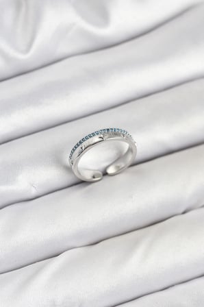 Pirinç Gümüş Renk Sıralı Zirkon Taşlı Kutup Yıldızı Model Kadın Yüzük