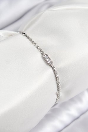Pirinç Zirkon Taşlı Dikdörtgen Model Ezme Zincir Gümüş Renk Kadın Bileklik