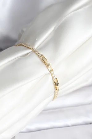 Kelebek Model Zirkon Taşlı Gold Renk Pirinç Su Yolu Kadın Bileklik