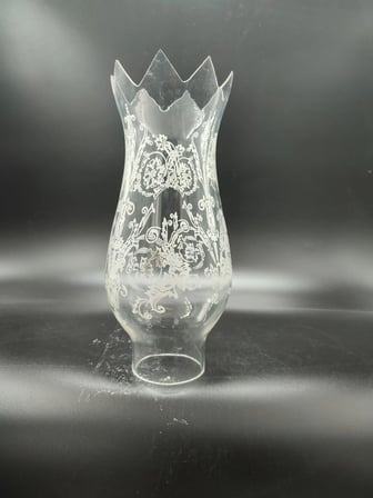 AVİZE LAMBA CAMI.BEYAZ MOTİFLİ,AĞIZ KISMI KESMELİ (Alt yuva çapı:5.50 cm-h:21.50 cm) (E.14) (E.27) Mum ampule göre.