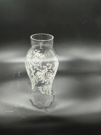 AVİZE LAMBA CAMI.BEYAZ MOTİFLİ,AĞIZ KISMI KESMELİ (Alt yuva çapı:5.50 cm-h:21.50 cm) (E.14) (E.27) Mum ampule göre.