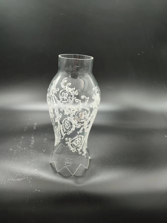 AVİZE LAMBA CAMI.BEYAZ MOTİFLİ,AĞIZ KISMI KESMELİ (Alt yuva çapı:5.50 cm-h:21.50 cm) (E.14) (E.27) Mum ampule göre.