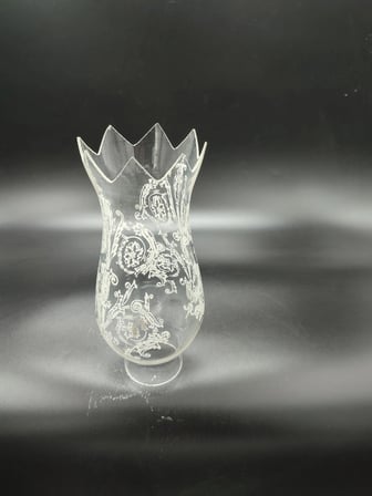 AVİZE LAMBA CAMI.BEYAZ MOTİFLİ,AĞIZ KISMI KESMELİ (Alt yuva çapı:5.50 cm-h:21.50 cm) (E.14) (E.27) Mum ampule göre.