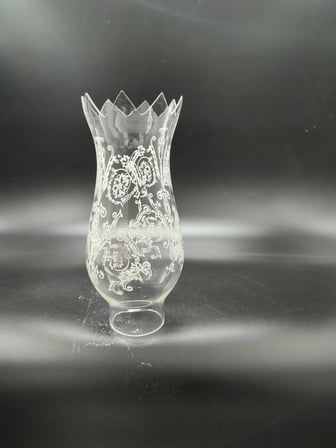 AVİZE LAMBA CAMI.BEYAZ MOTİFLİ,AĞIZ KISMI KESMELİ (Alt yuva çapı:5.50 cm-h:21.50 cm) (E.14) (E.27) Mum ampule göre.