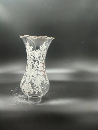AVİZE LAMBA CAMI.ALTIN YALDIZLI,MOTİFLİ (Alt yuva çapı:4.50 cm-h:21.00 cm) (E.14) Mum ampule göre.