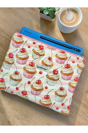 Yumuşacık Dolgulu iPad Tablet Çantası - Kirazlı Cupcake Desenli 10-13 inç Uyumlu