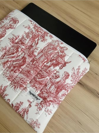 Ayza Stüdyo 15-16 Inç Macbook Uyumlu Kapitone Laptop Kılıfı - Eski Zamanlar Kırmızı (41X31 Cm)