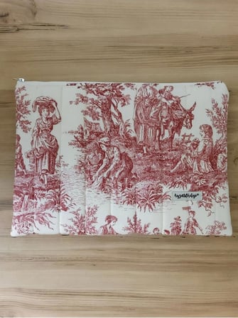 Ayza Stüdyo 15-16 Inç Macbook Uyumlu Kapitone Laptop Kılıfı - Eski Zamanlar Kırmızı (41X31 Cm)