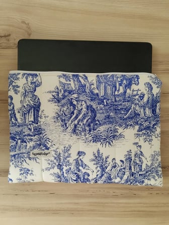 Ayza Stüdyo 15-16 Inç Uyumlu Kapitone Pofuduk Laptop Kılıfı - Eski Zamanlar Mavi (41X31 Cm)