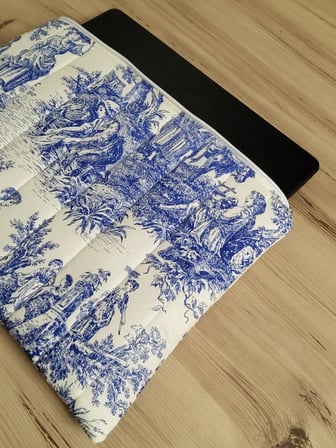Ayza Stüdyo 15-16 Inç Uyumlu Kapitone Pofuduk Laptop Kılıfı - Eski Zamanlar Mavi (41X31 Cm)