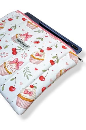 Yumuşacık Dolgulu iPad Tablet Çantası - Cupcake ve Kiraz Desenli 10-13 inç Uyumlu