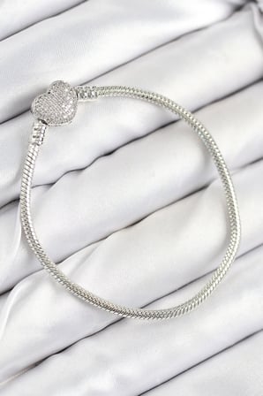 Pirinç Charm Zirkon Taşlı Kalp Model Gümüş Renk Kadın Bileklik