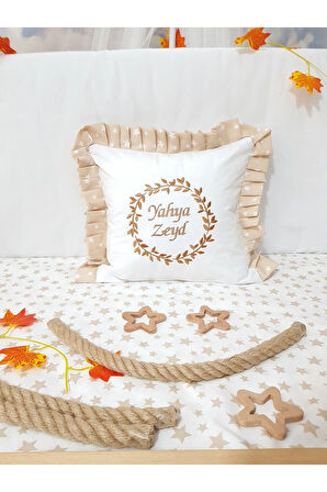 Nakışlı Kırlent Bebek İsimli 40x40 Cm İçi Dolgulu Fırfırlı Kırlent