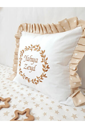 Nakışlı Kırlent Bebek İsimli 40x40 Cm İçi Dolgulu Fırfırlı Kırlent