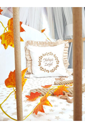 Nakışlı Kırlent Bebek İsimli 40x40 Cm İçi Dolgulu Fırfırlı Kırlent