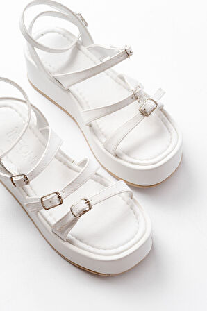 861-1222 Beyaz Tokalı Bilekten Bağlamalı Dolgu Kadın Sandalet