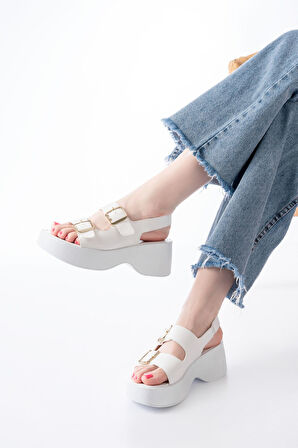 24414-572 Beyaz Tokalı  Günlük Dolgu Topuk Kadın Sandalet