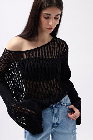 Kayık Yaka Ajurlu Bluz