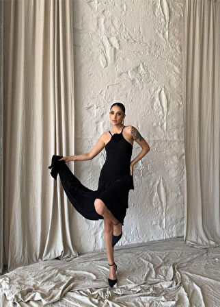 GÜLLÜ ELBİSE ASİMETRİK KATLI - Siyah