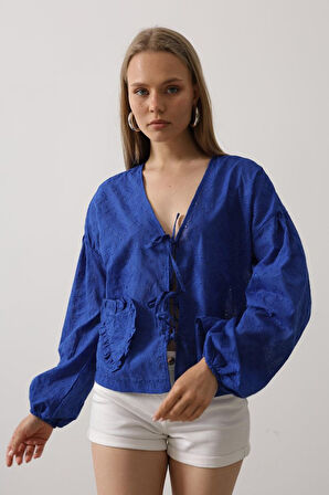 Kalp Detaylı Bağlamalı Brode Bluz - Saks